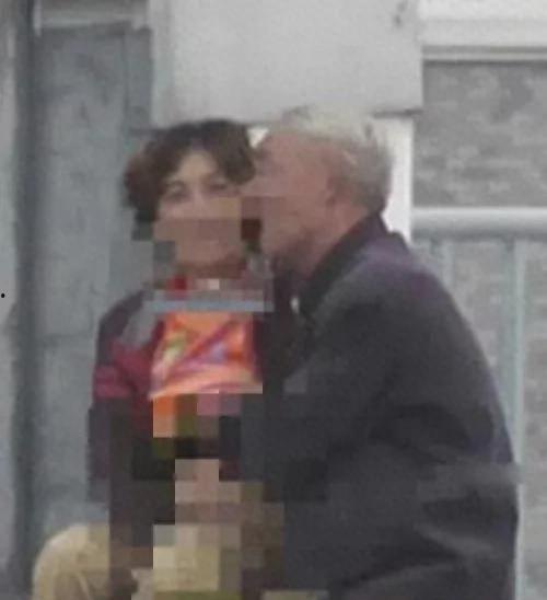 瑞丽大爷大妈吃瓜视频,揭秘社区生活趣味瞬间