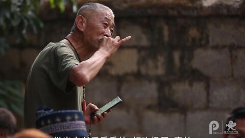 巨人老头吃臭瓜视频,老头大战臭瓜，笑料横生！