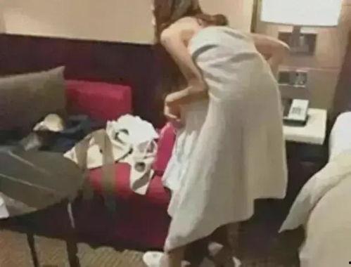 女生发吃瓜的视频,揭秘女生吃瓜视频背后的趣味故事