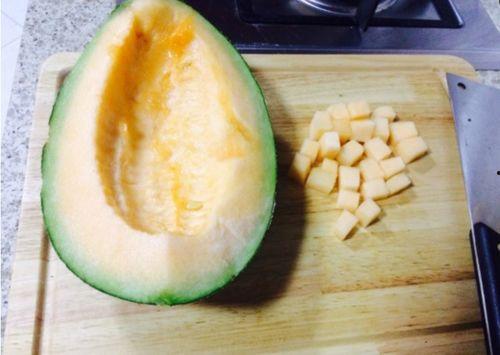 孔孔吃哈密瓜的视频,甜蜜瞬间，尽享瓜果美味