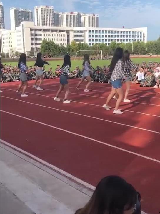 军训舞蹈教学视频吃瓜,跟随吃瓜群众一起解锁舞步新技能