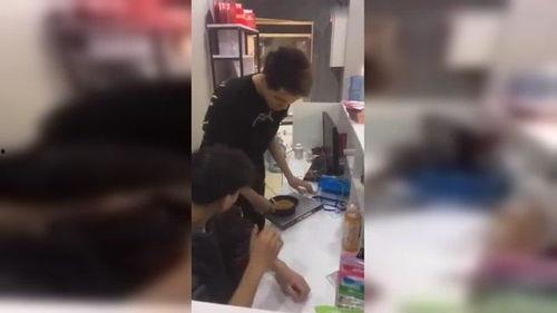 吃瓜倚栏杆搞笑视频,吃瓜倚栏杆搞笑视频，欢乐无限